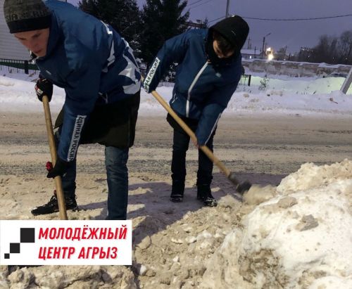 Молодежь Агрыза помогает жителя города с уборкой снега