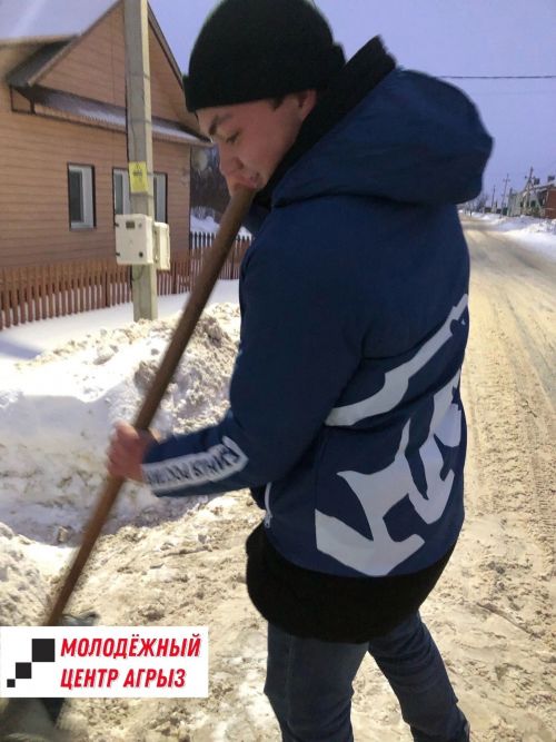 Молодежь Агрыза помогает жителя города с уборкой снега