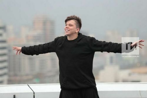 Элвин Грей кайбер концертларын күчерде