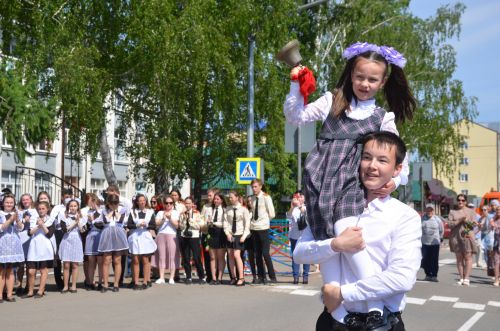 Для выпускников школы №2 прозвенел последний звонок