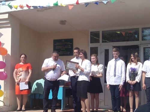 В Салаушах выпускников поздравил руководитель Аппарата Совета района