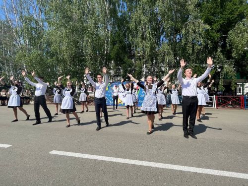 Для 500 школьников Агрызского района прозвенел последний звонок