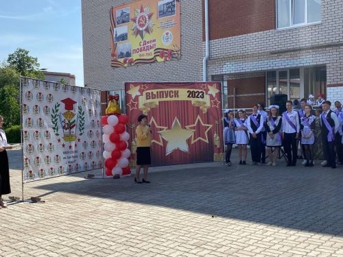 Выпускников школы №3 поздравил заместитель главы Агрызского района Илфат Ямалиев