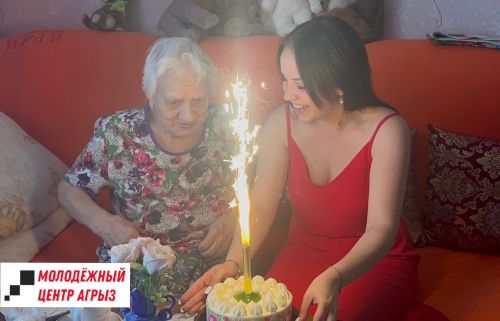 Активисты поздравили с днем рождения Валентину Титову