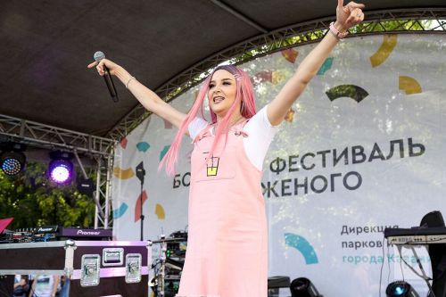 Җырчы Лэйнага тәкъдим ясаганнар