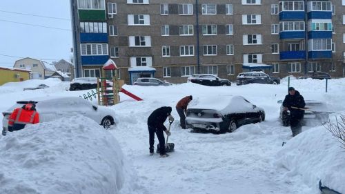 В Агрызе жители многоквартирного дома вышли на уборку двора от снега