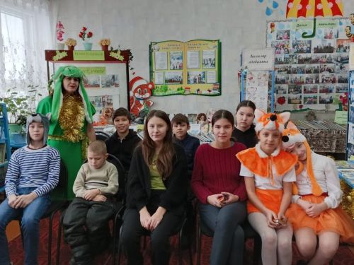 В Иж-Бобьинской библиотеке прошла новогодняя игровая программа