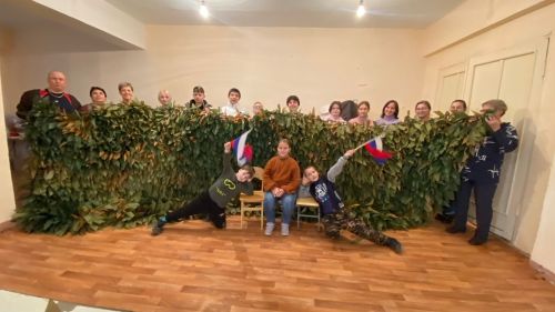 Красноборские школьники в период каникул плетут маскировочные сети и изготавливают окопные свечи