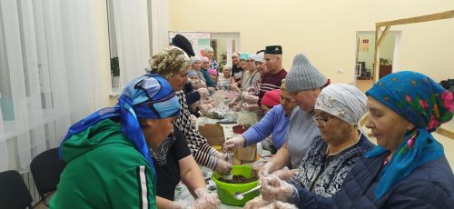 Иске Эсләк авылында яшәүчеләр махсус хәрби операциядәге якташларга үлән чәйләре ясыйлар, челтәрләр үрәләр