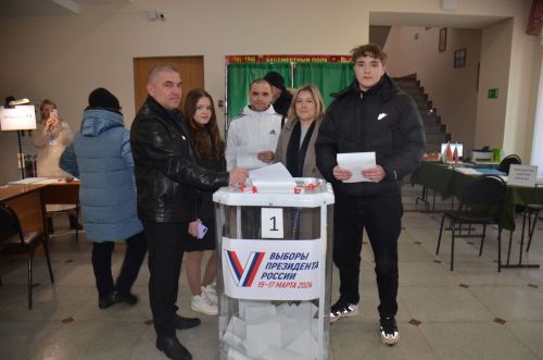 Активисты Герасимовы пришли на выборы всей семьей