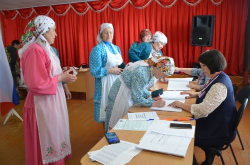Халык ансамбле үзешчәннәре тавыш бирергә бергәләп килделәр (ВИДЕО)