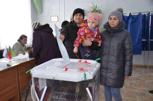 Тирсәдән Нәфыйковлар гаиләләре белән сайлау участогына килделәр