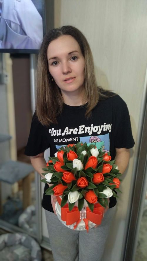 Мастерица Ильнара Хисамова создает из изолона лилии, розы, пионы, нарциссы