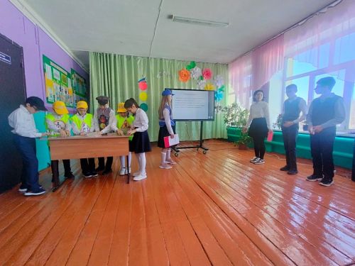 В Кадыбашской школе прошло мероприятие по изучению дорожных знаков «Путешествие светофора»