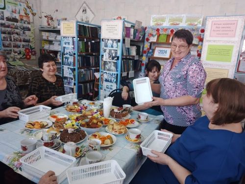 Иж - Бубый авылы китапханәсендә  «Язлар яши сезнең күңелдә» исемле кичә үткәрелде