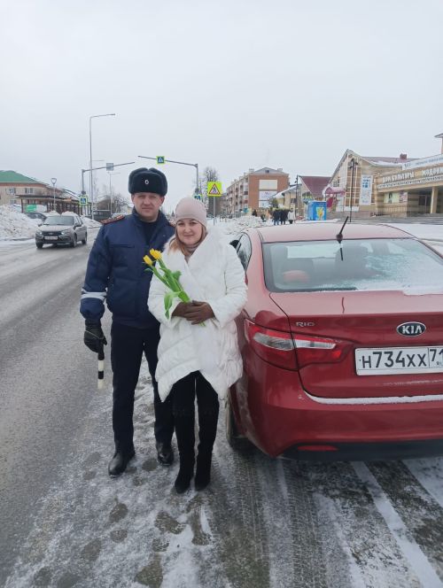 Инспекторы ОГИБДД Агрызского района подарили женщинам праздничное настроение