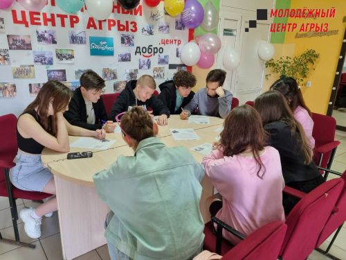 Молодежь Агрыза написала письма бойцам СВО