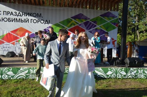 На Дне города в Агрызе состоялась церемония бракосочетания