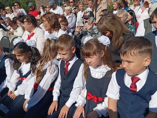 В школе №3 прошла торжественная линейка, посвященная Дню знаний