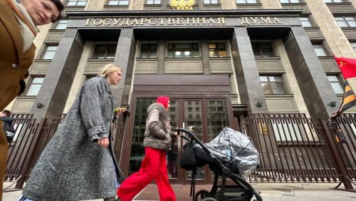 Государственная Дума приняла в первом чтении законопроект о запрете усыновления детей из РФ гражданами стран, где разрешена смена пола