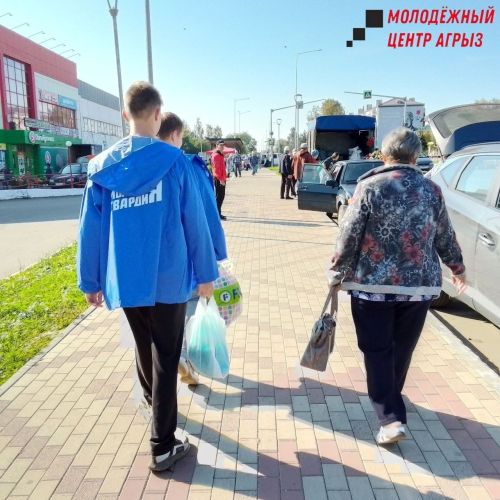 Волонтеры молодежного центра помогли пожилым людям с доставкой продуктов