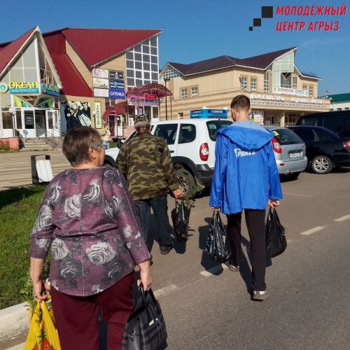 Волонтеры молодежного центра помогли пожилым людям с доставкой продуктов