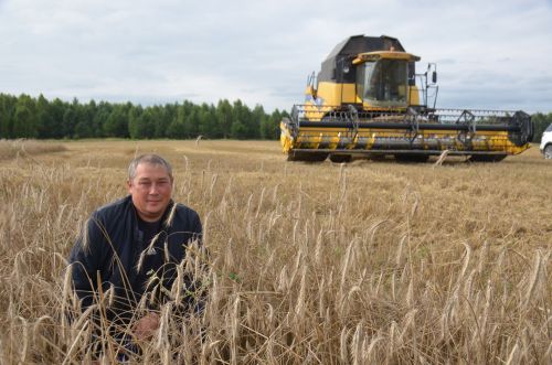 Комбайнер Адель Марданов с малых лет за штурвалом комбайна бороздит родные поля.