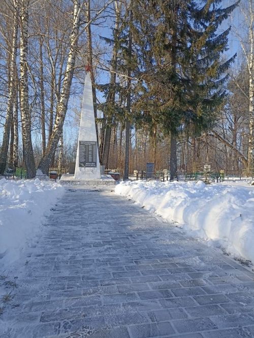 Центром “Форпост” был организован субботник на братской могиле