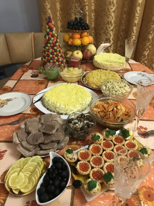 Новогодние салаты, холодец, курица: сколько их можно хранить, рассказали в Роспотребнадзоре РТ