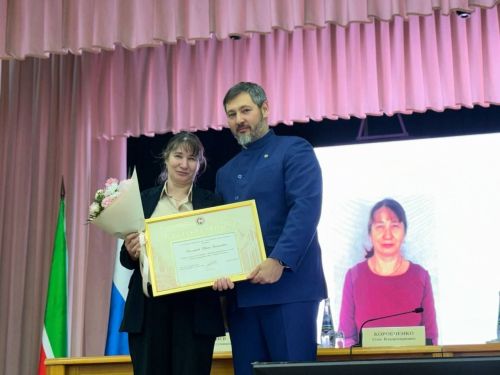 Олег Коробченко вручил заслуженные награды жителям Агрызского района