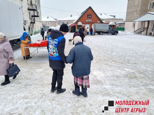 Волонтеры помогли пожилым людям на Масленичной ярмарке в Агрызе