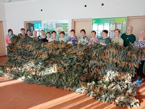 Жители Старой Чекалды плетут маскировочные сети и пишут письма поддержки бойцам на передовой