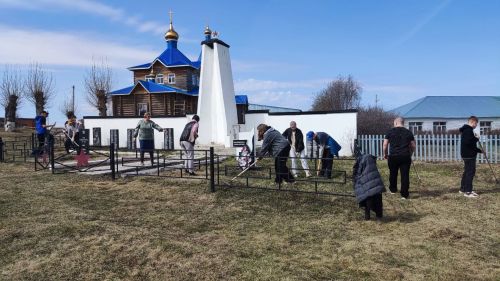 В Сарсак-Омге состоялся субботник по уборке памятников ВОВ