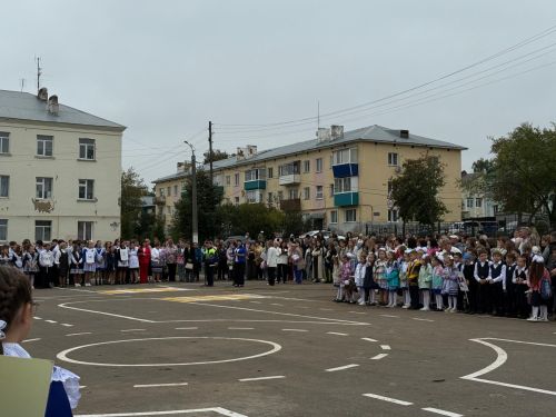 На линейке в школе №4 выступили специалисты по безопасности дорожного движения