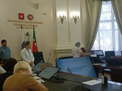 Сотрудники Минздрава Татарстана первыми вакцинировались от гриппа