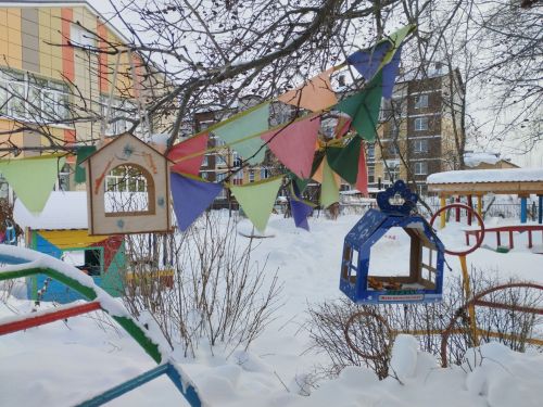Әгерҗенең 9нчы балалар бакчасында тәрбияләнүчеләр әти-әниләре белән бергә кошлар өчен җимлекләр ясаганнар
