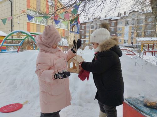 Әгерҗенең 9нчы балалар бакчасында тәрбияләнүчеләр әти-әниләре белән бергә кошлар өчен җимлекләр ясаганнар