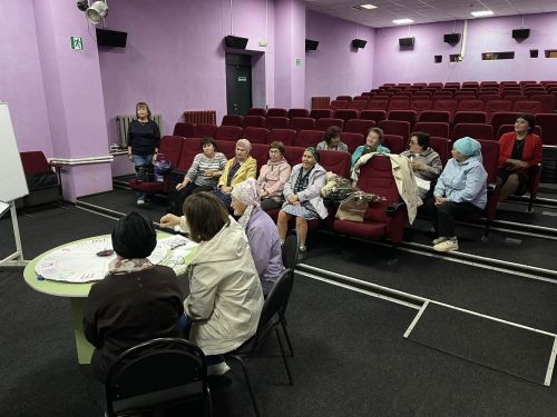 Сотрудники Молодёжного центра провели игру «Поле чудес» для представителей серебряного возраста
