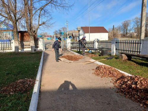 Сотрудники Бимского сельского Дома культуры провели осенний субботник