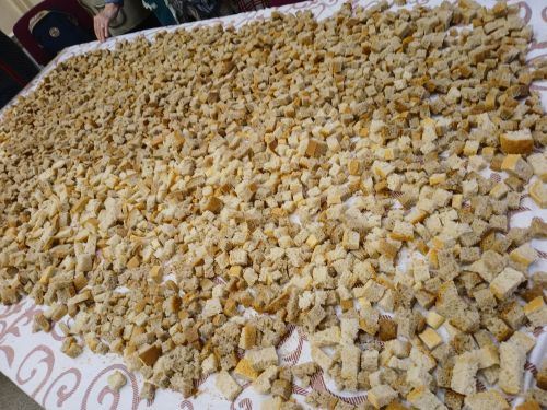 «С заботой о защитниках»: активистки ГДК им. Л. Айтуганова подготовили домашние сухарики для бойцов СВО
