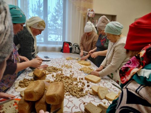 «С заботой о защитниках»: активистки ГДК им. Л. Айтуганова подготовили домашние сухарики для бойцов СВО