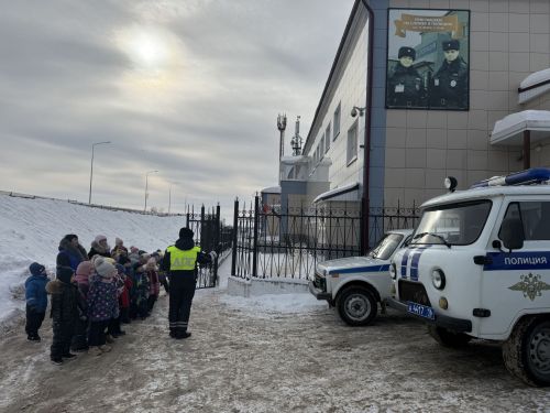 В Агрызе малыши стали участниками пешеходной экскурсии по правилам дорожного движения