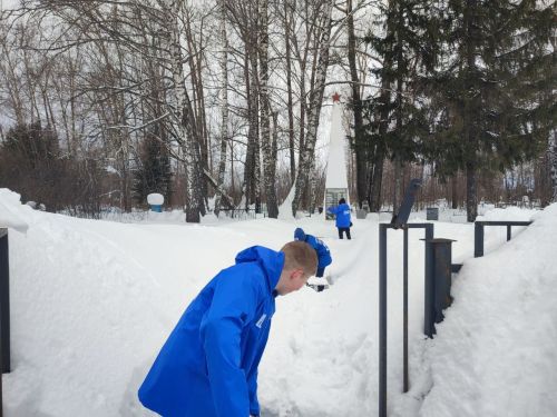 Активисты «Молодой Гвардии» привели в порядок памятник героям