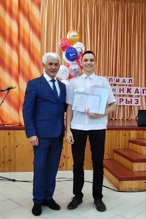 Выпускник Агрызского колледжа передал родному заведению 100 пар лыж
