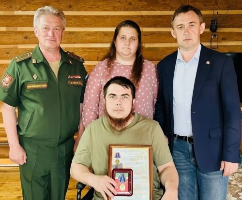 Ленар Нургаянов вручил медаль участнику спецоперации из села Красный Бор