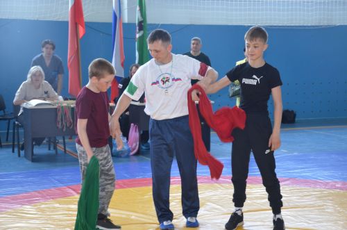 В Агрызе состоялись соревнования по национальной борьбе