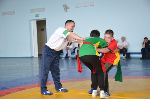В Агрызе состоялись соревнования по национальной борьбе
