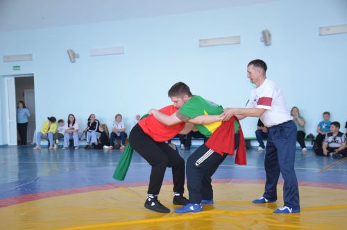В Агрызе состоялись соревнования по национальной борьбе