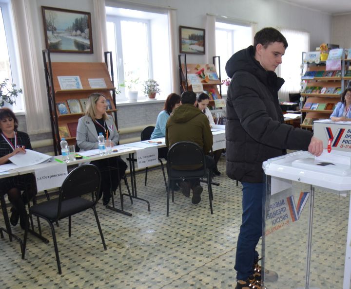 Участник СВО в Агрызе первым пришел на избирательный участок (ВИДЕО)