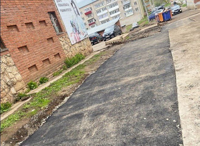 В Агрызе ведутся работы по восстановлению дорог и тротуаров